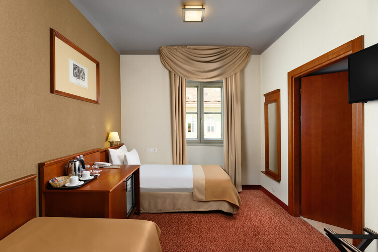 SUPERIOR MOZGÁSSÉRÜLT SZOBA